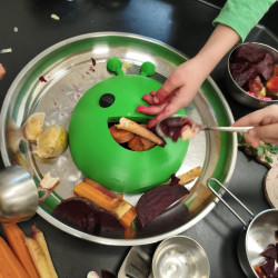 DUŻA Gąsienica do karmienia - Terapia Ręki