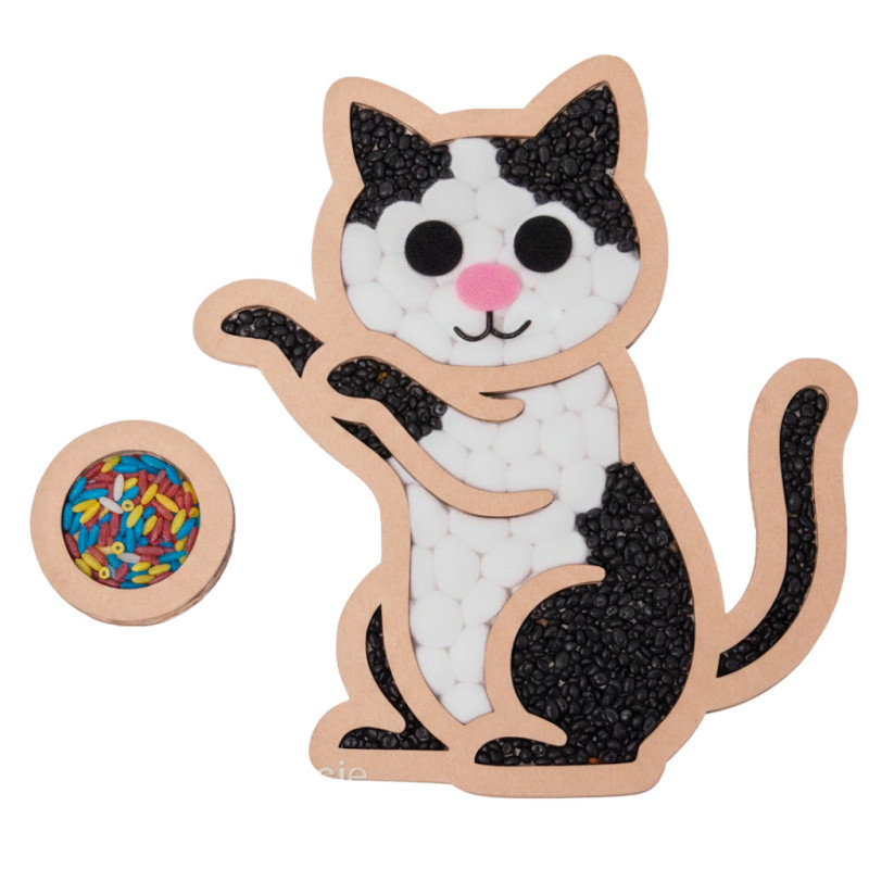 Kot bawiący się piłką - Wysypywanka sensoryczna